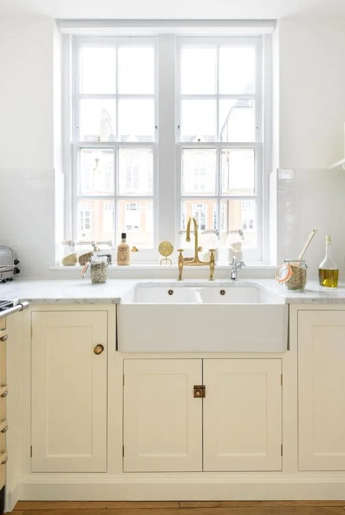 dapur cantik dengan jendela dapur