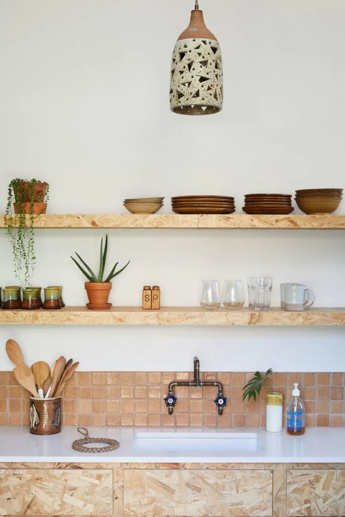 dapur cantik sederhana di kampung dengan wastafel klasik