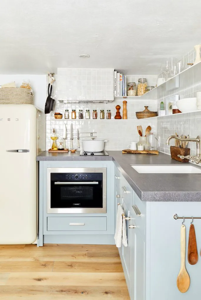 dapur cantik sederhana warna putih
