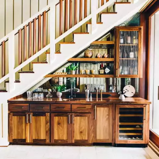 dapur mini bar di bawah tangga