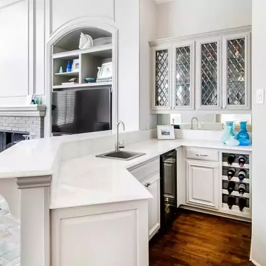 Desain kitchen set bar warna putih