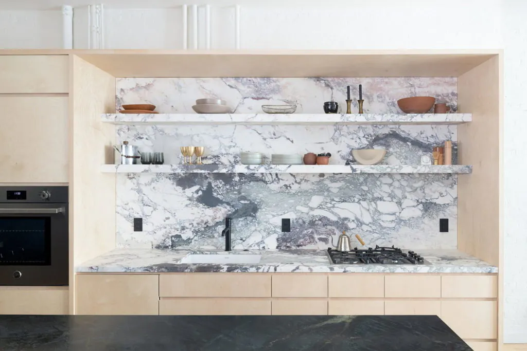 meja dan dinding dapur yang terbuat dari granit