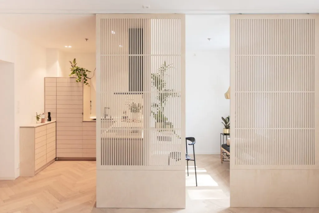 meja dapur dan sliding door yang terbuat dari kayu