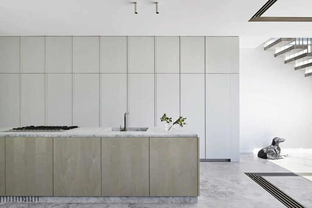 meja dapur granit dengan lemari yang karismatik