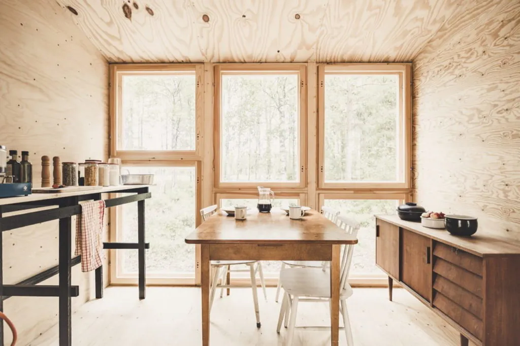 meja dapur kayu dan jendela dapur minimalis