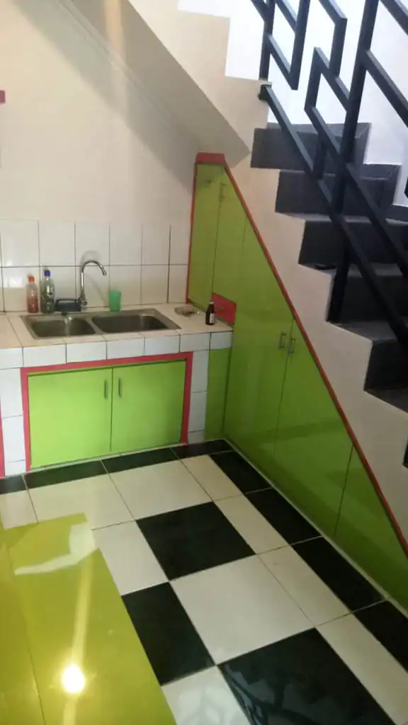 meja dapur keramik di bawah tangga