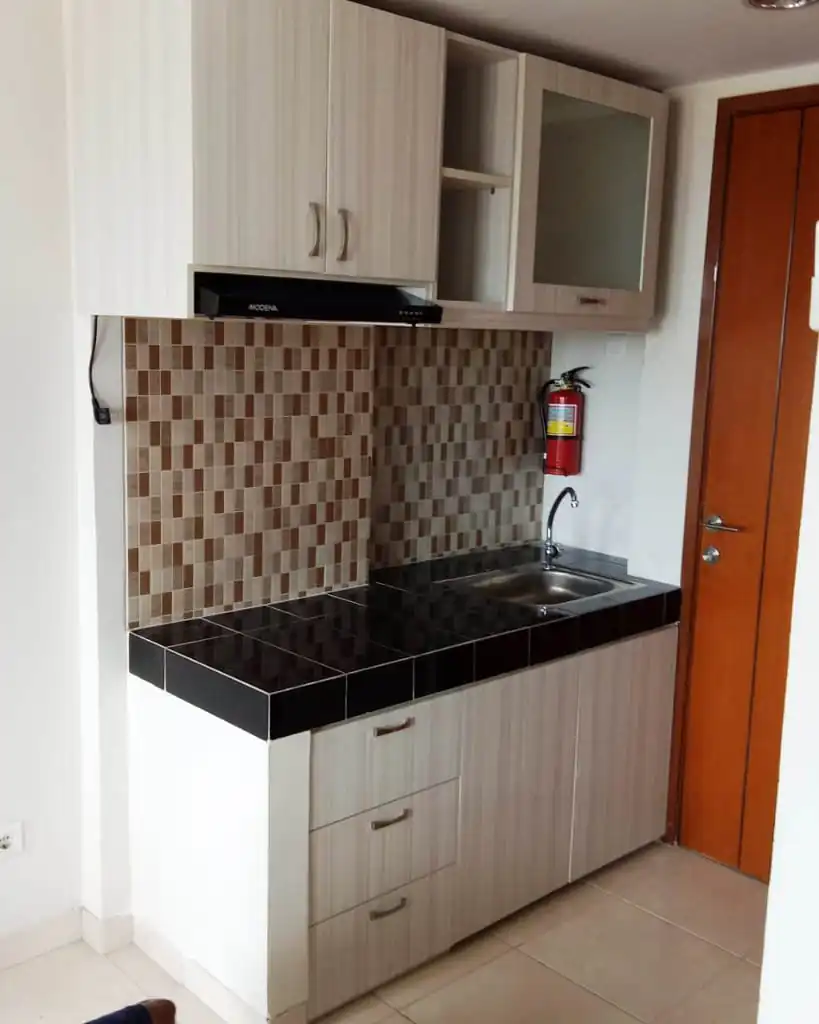 meja dapur keramik dengan dinding keramik