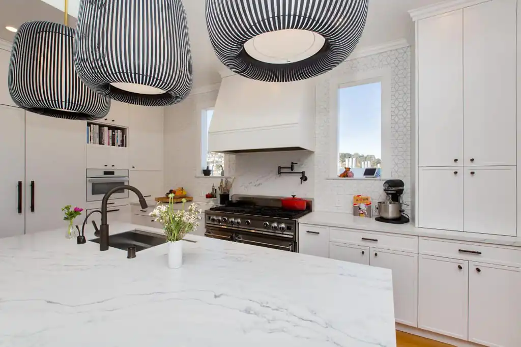 meja dapur minimalis dengan lampu gantung