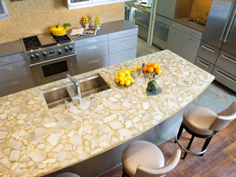 meja dapur minimalis dengan motif pecahan batu
