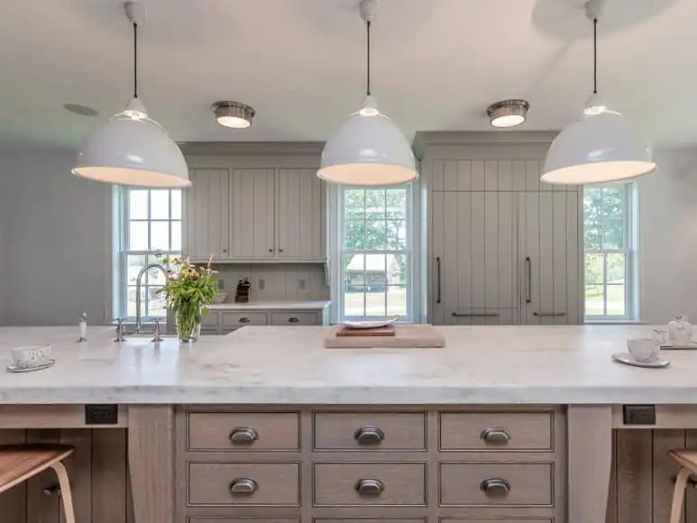 Model granit dengan lampu gantung mewah