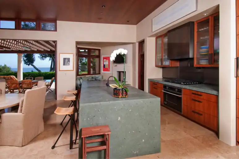 Model meja kayu warna gelap abu-abu