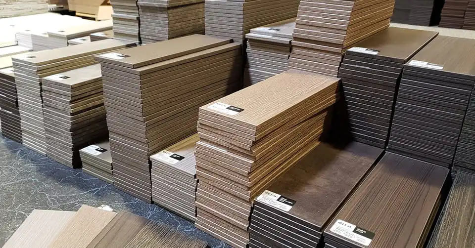 banner hpl motif kayu