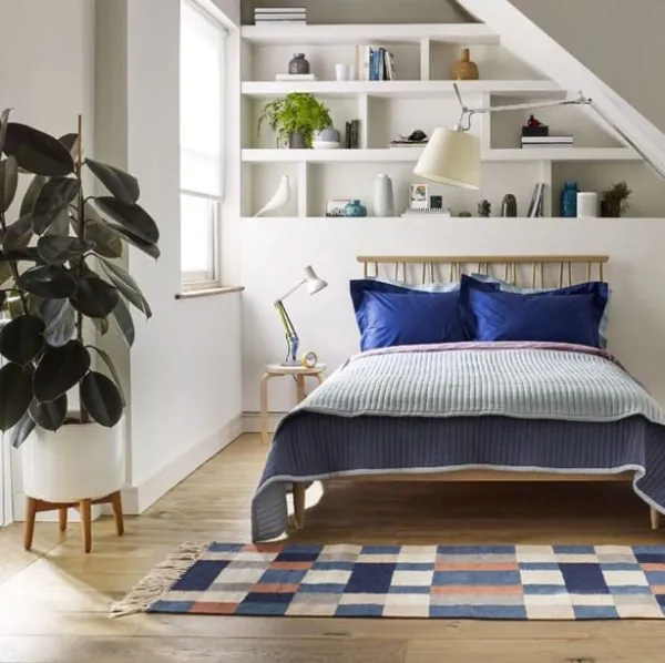 dekorasi kamar tidur sempit biru putih