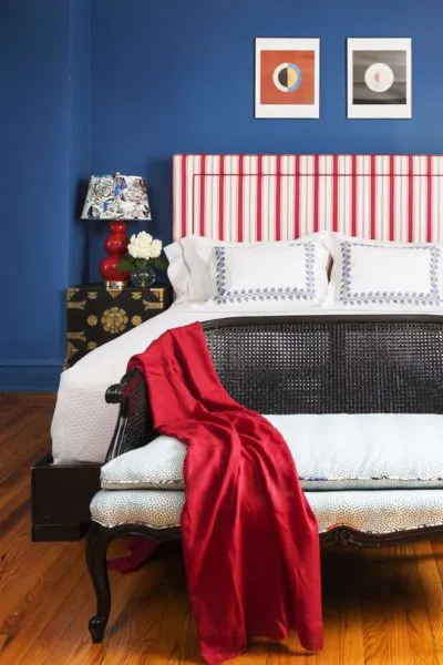 dekorasi kamar warna biru merah