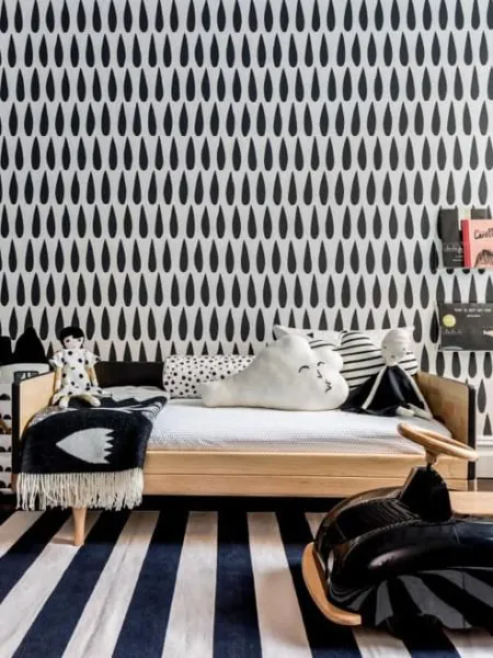 kamar anak warna hitam putih