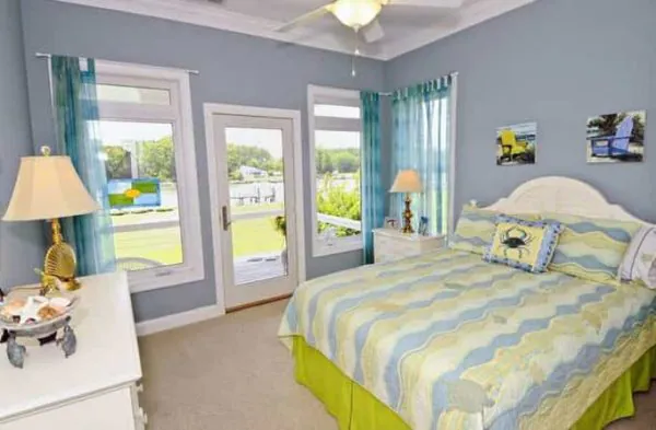 kamar biru putih colorfull