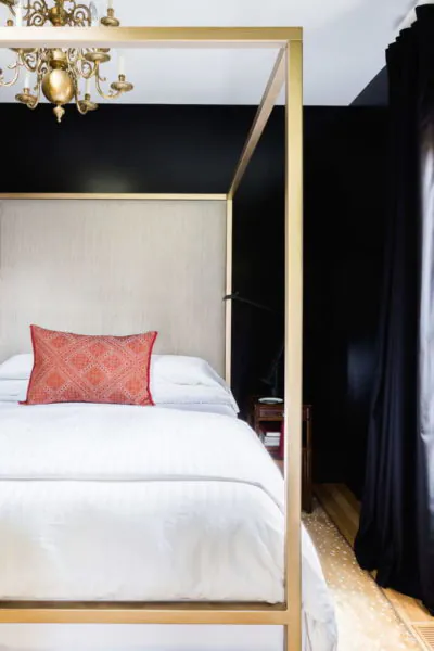 kamar hotel hitam putih