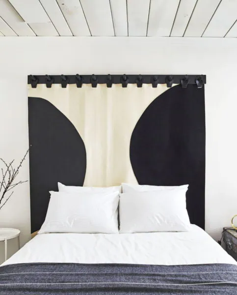 kamar simple warna hitam putih