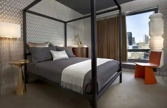 kamar tidur pengantin hitam putih