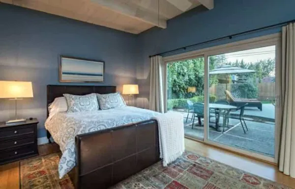 kamar warna biru putih hitam