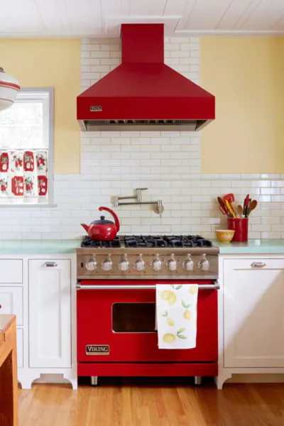 model dapur sempit merah