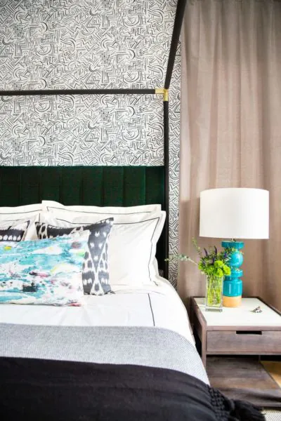 tempat tidur remaja hitam