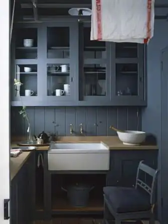 warna dapur hitam elegan