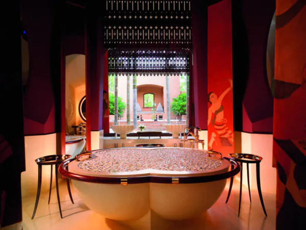 kamar mandi hotel bintang 5 warna merah minimalis