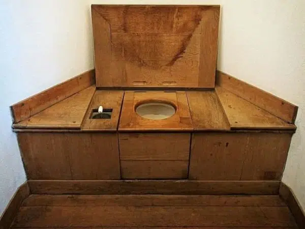 desain kamar mandi minimalis 2x2 kloset jongkok kayu