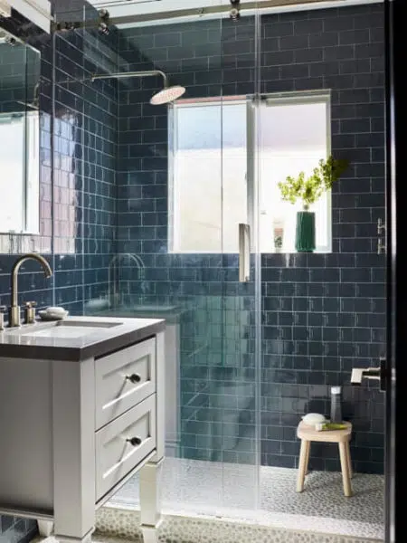 desain kamar mandi ukuran 1x1 hitam