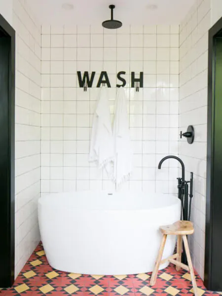 desain kamar mandi ukuran 1x1 putih