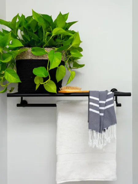 hanger handuk di kamar mandi