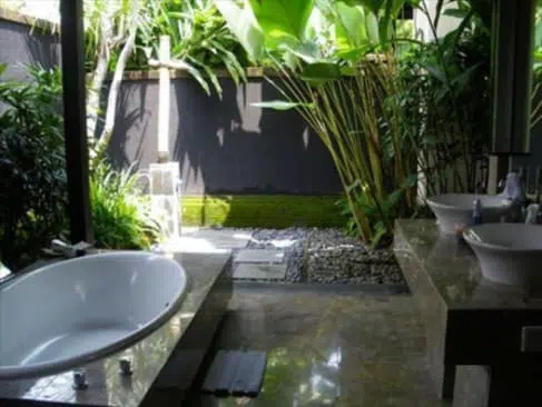 kamar mandi lantai batu kerikil outdoor