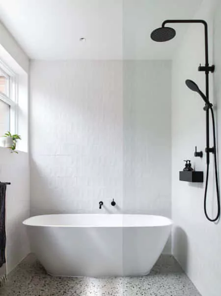 kamar mandi sederhana tapi bersih cat putih