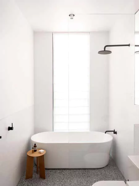 kamar mandi sederhana tapi bersih di hotel