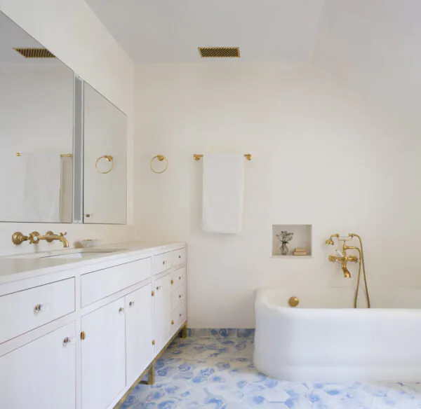 keramik kamar mandi elegan bermotif