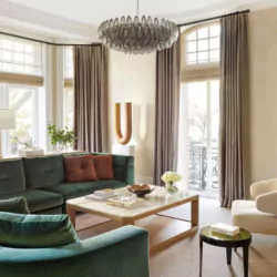 banner sofa ruang keluarga