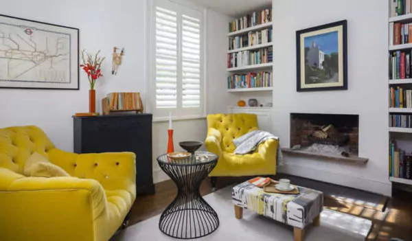 dekorasi ruang keluarga dengan lemari buku