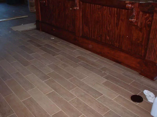 keramik lantai motif kayu warna gelap