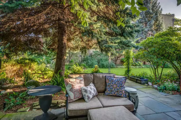 taman belakang rumah ada sofa luas