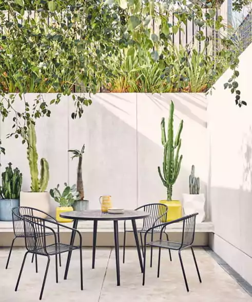 taman belakang rumah menghadap ke ruang duduk