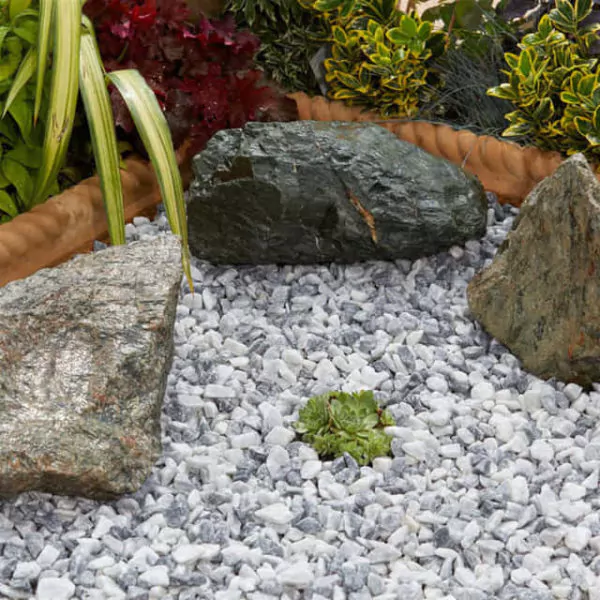 taman dari batu ukuran kecil dan besar