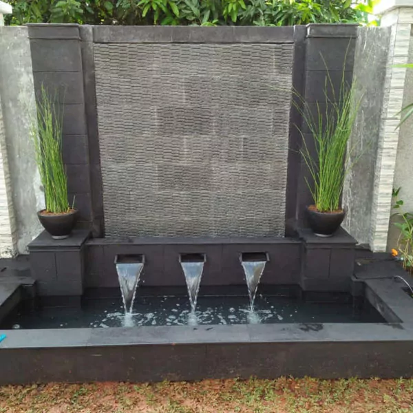 taman dengan kolam atau air mancur
