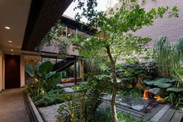 taman di dalam rumah minimalis