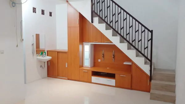 backdrop tv bawah tangga