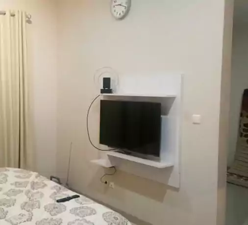 backdrop tv simple untuk hotel