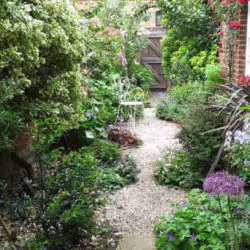 banner taman samping rumah 1 meter