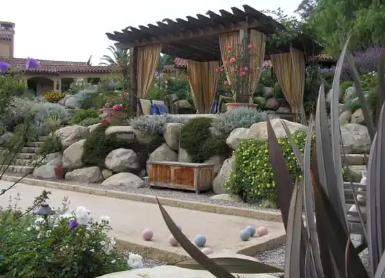 taman gazebo ada bebatuan