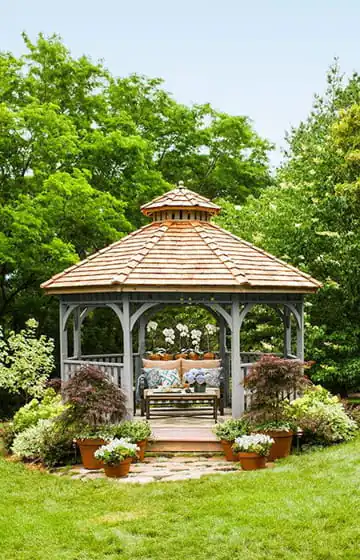 taman gazebo dari kayu modern