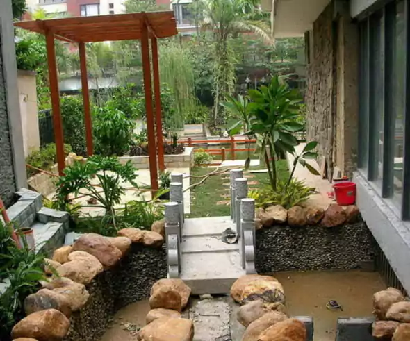 taman samping rumah mewah